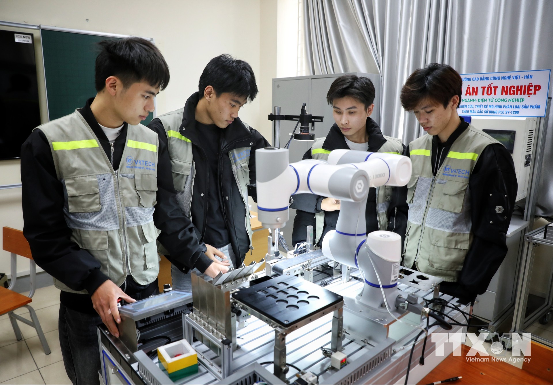 Sinh viên thực tập Môn lập trình vi điều khiển tại Trường Cao đẳng Công nghệ Việt – Hàn Bắc Giang. (Ảnh: Danh Lam/TTXVN)